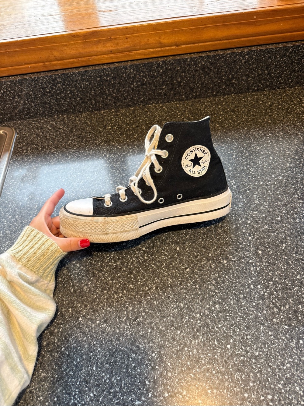 High top black converse size women's 6 1/2 men's 4 1/2
PLATFORM